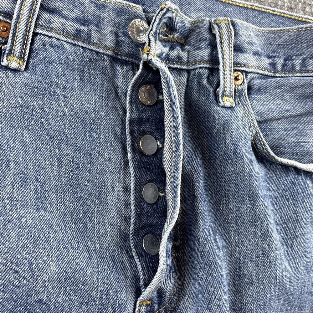 Vintage Levi's 501 Original Fit Jeans 32x30 Medium Wash Button Fly Y2K 2001